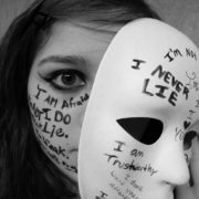 Πώς θα σταματήσεις να παίζεις «κρυφτούλι» με τις αλήθειες σου